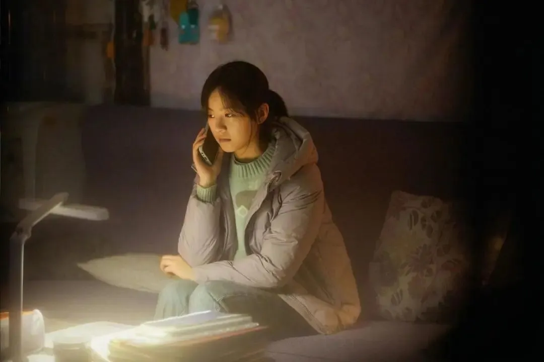 “饿鼠效应”害惨我全家！女儿抑郁痊愈后，我终于醒悟：最愚蠢的教育，就是让抑郁孩子保持“饥饿感”